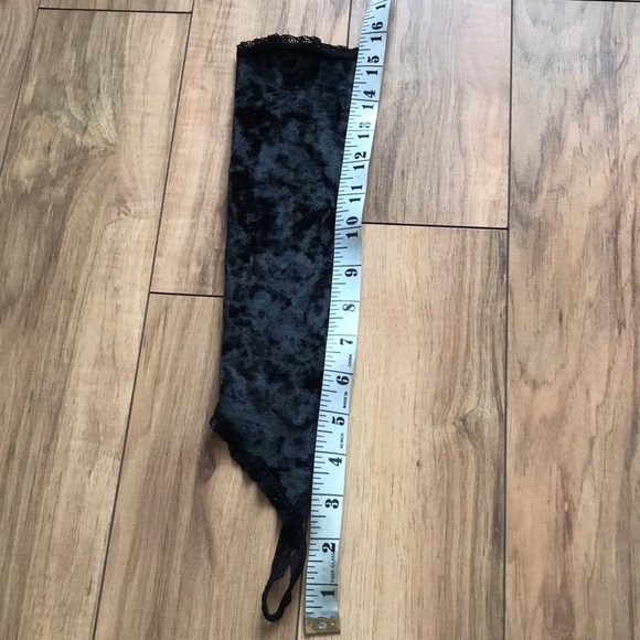 Black Crushed Velvet Finger Loop Style Gloves - Picture 5 of 5